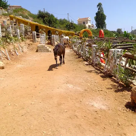Ξενοδοχείο με διαμερίσματα πέτρινο χωριό 4*
